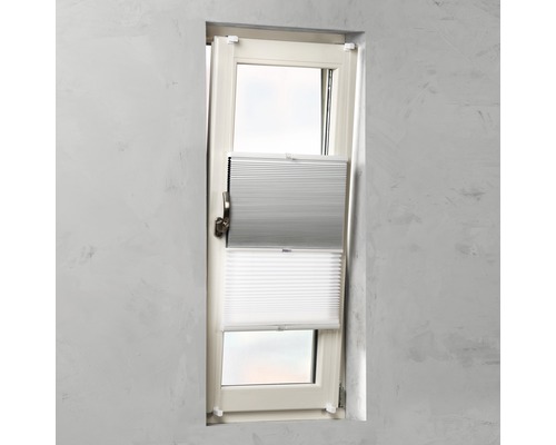 Fenster mit grauem und weißem Plissee