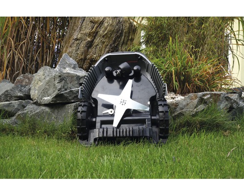 Rasenroboter mit Messer auf Rasen