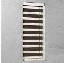 Fenster mit Rollo mit Querstreifen