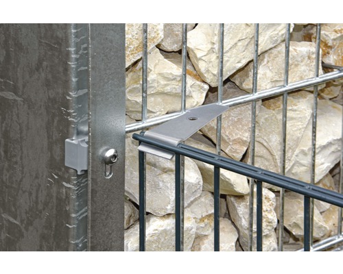 Detailansicht einer Gabione mit Halterung und Füllmaterial aus Steinen.