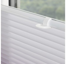 Detailaufnahme eines weißen Plissees am Fenster mit Bedienelement.