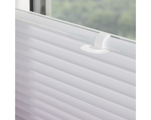 Detailaufnahme eines weißen Plissees am Fenster mit Bedienelement.