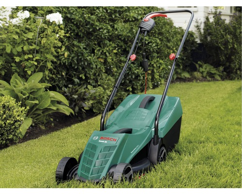 Elektrorasenmäher im Garten