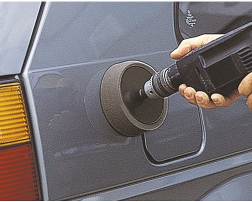 Autopolierer in Gebrauch auf einem Auto