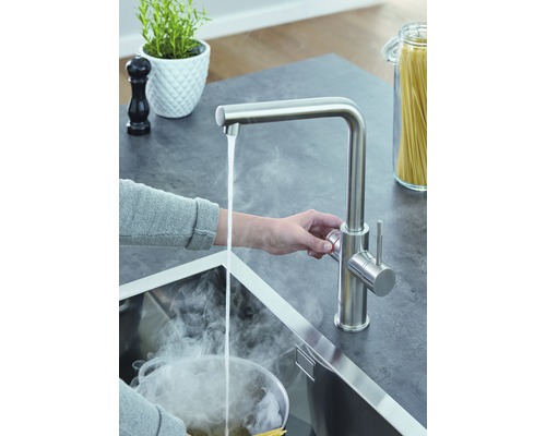 Wasserhahn mit kochendem Wasser im Küchenspülbecken