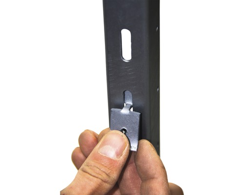 Detailansicht: Hand befestigt Metallelement an Metallregal