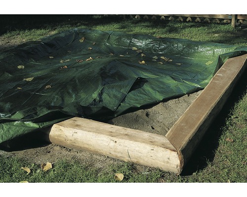 Sandkasten mit Abdeckplane und Holzumrandung im Garten