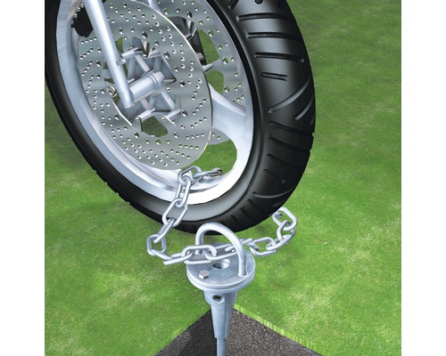 Motorrad mit Kette und Bodenanker gesichert