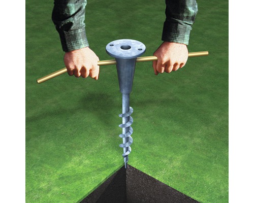 Person dreht eine Erdanker mit einem Stab in den Boden.