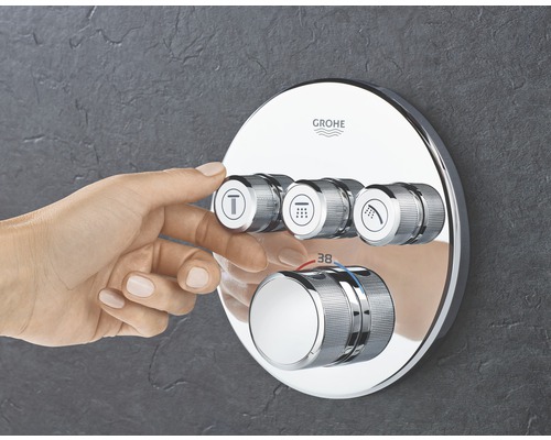 Grohe Logo auf Thermostatbatterie mit Hand