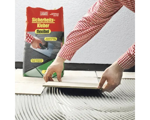 Fliesenleger verlegt Fliesen mit flexiblem Sicherheitskleber von Lugato