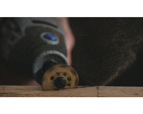 Drehwerkzeug beim Bearbeiten eines Holzstücks