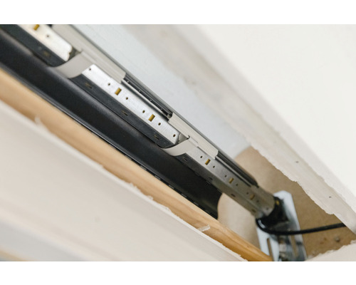 Detailaufnahme eines Rollladenkastens mit Rollladenführungsschienen und Motor.