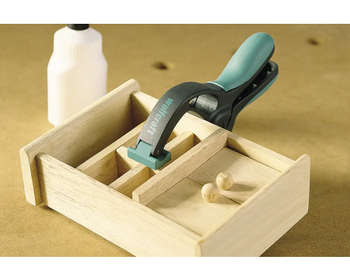 Holzkiste mit Leimflasche und Wolfcraft Einhandzwinge