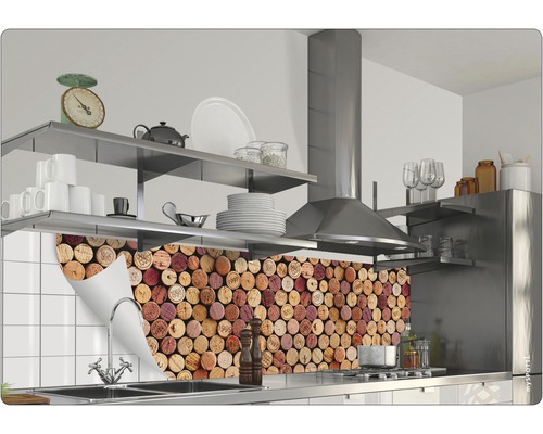 Küchenszene mit Wandpaneel mit Korkendesign