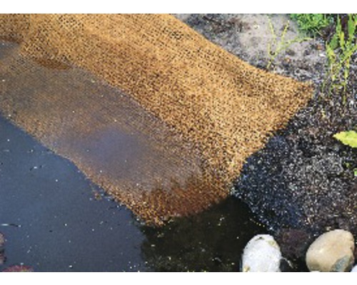 Kokosmatte zum Schutz eines Gartenteichufers.