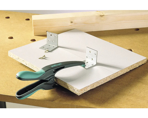 Werkstück mit Winkelverbinder, Schrauben und einer Einhandzwinge fixiert