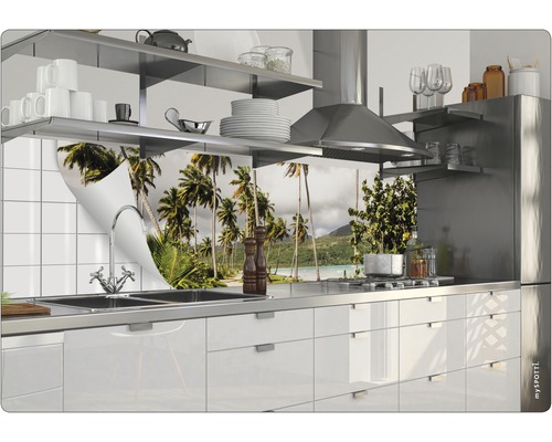 Moderne Küche mit Palmen-Motiv als Fliesenspiegel