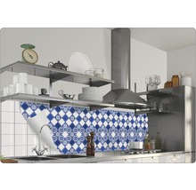 Küchenszene mit blau-weiß gemusterten Fliesenaufklebern als Spritzschutz
