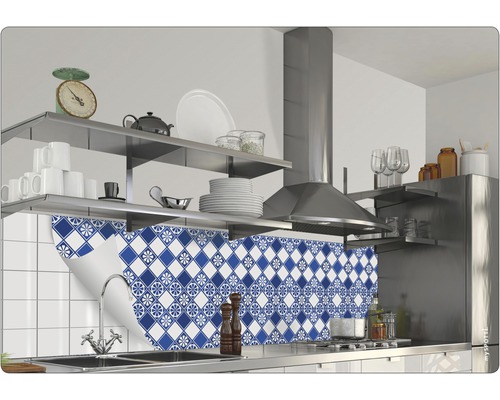 Küchenszene mit blau-weiß gemusterten Fliesenaufklebern als Spritzschutz