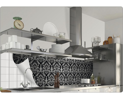 Küchenszene mit Fliesenspiegel im floralen Design und Regalen