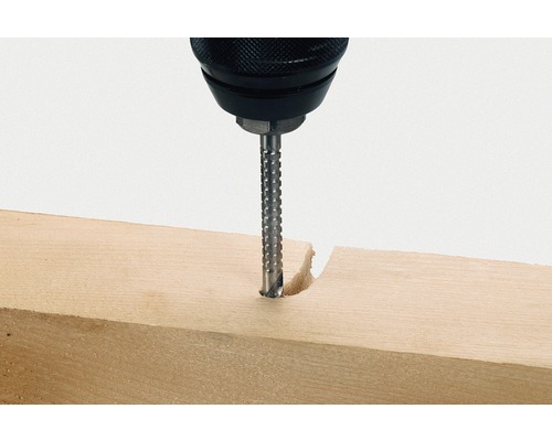 Eine Bohrmaschine bohrt ein Loch in ein Holzstück.