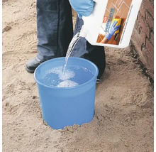 Reinigungsmittel wird in einen Eimer mit Wasser gegossen