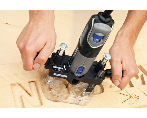 Dremel Oberfräsenvorsatz im Einsatz auf Holz