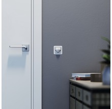 Szene mit Bewegungsmelder an einer Wand in der Nähe einer Tür