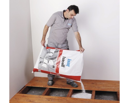 Mann schüttet Knauf Isoself Einblasdämmung auf Holzboden