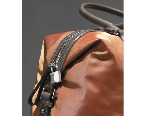 Detailaufnahme einer Reisetasche mit Reißverschluss und Vorhängeschloss