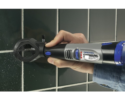 Dremel Multifunktionswerkzeug im Einsatz zum Entfernen von Fugenmasse