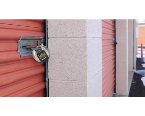 Master Lock Logo am Lagerraum-Vorhängeschloss