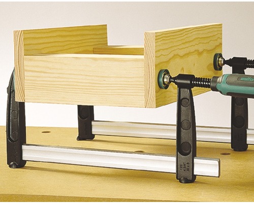 Holzwerkstück wird mit Schraubzwingen fixiert