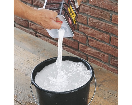 Flüssigkeit wird aus einem Kanister in einen Eimer gegossen