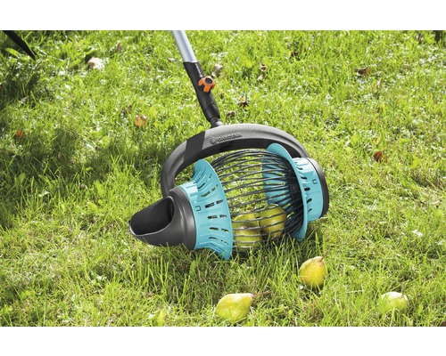 Gardena Obstsammler im Einsatz auf einer Rasenfläche mit reifen Früchten.