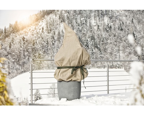 Pflanztopf mit Winterschutzhaube im Schnee