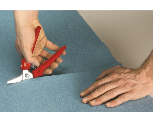 Teppichmesser schneidet Teppichboden
