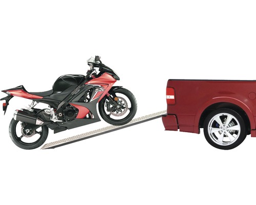 Motorrad auf einer Rampe zum Aufladen in einen Lastwagen