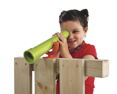 Mädchen blickt durch ein Gartenteleskop an einem Holzzaun