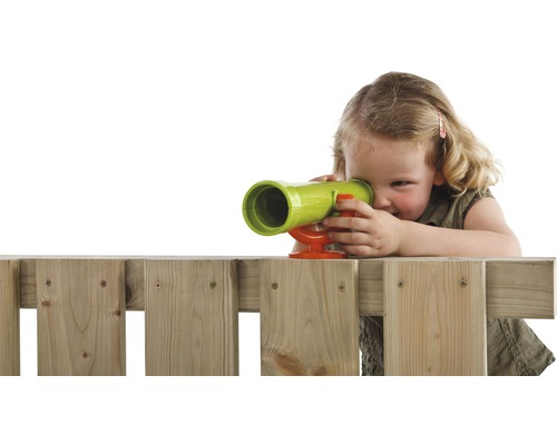 Mädchen mit Fernrohr an einem Holzzaun