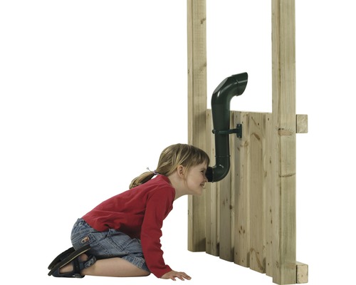 Mädchen benutzt Fernrohr an Spielturm aus Holz