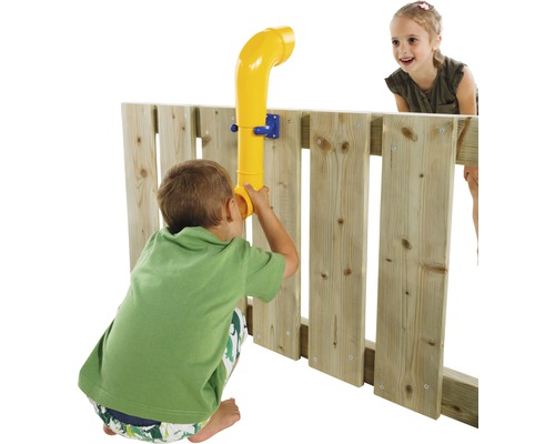 Gelbes Sprachrohr an einem Holzzaun mit spielenden Kindern.