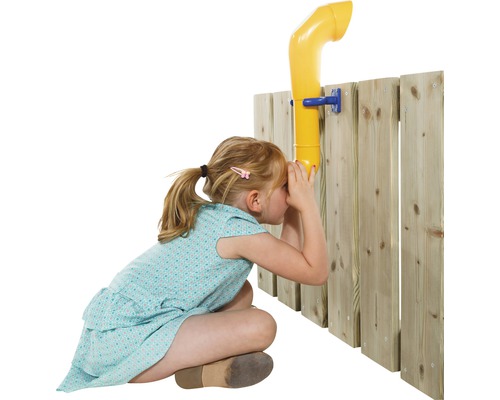 Kind spielt mit einem gelben Fernrohr an einem Holzzaun
