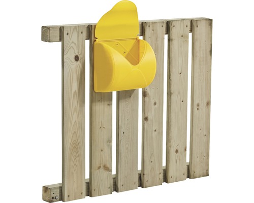 Gelber Spielzeugbehälter an einem Holzzaun
