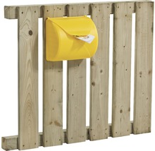 Gelber Briefkasten an einem Holzzaun