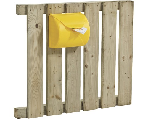 Gelber Briefkasten an einem Holzzaun