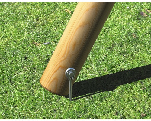 Detailansicht eines Holzpfostens mit Befestigungselement auf Rasen