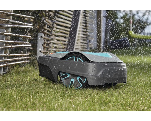 Rasenmähroboter bei der Rasenpflege im Garten