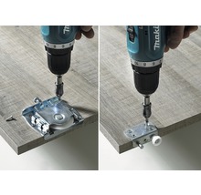 Bohrmaschine befestigt Möbelrolle an Holzplatte